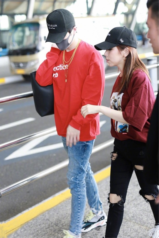 邓紫棋与男友现身机场,两人同戴情侣帽酷范十