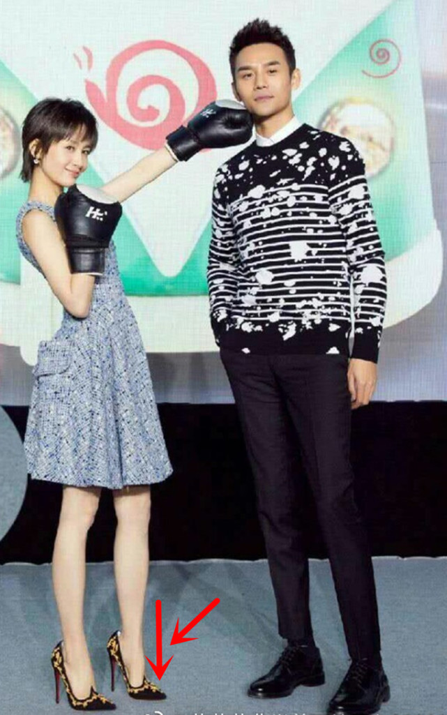 王子文穿复古长裙亮相,没想到被副乳抢镜,脚背