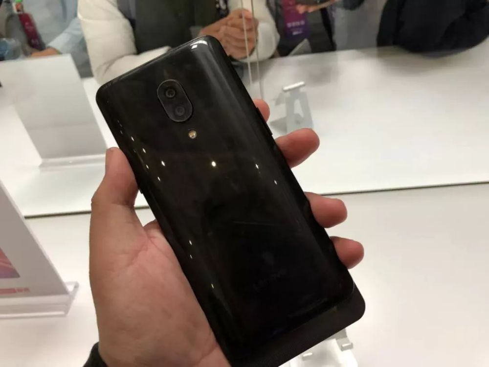 联想Z5 Pro发布 屏占比达95.06%,售价1998元