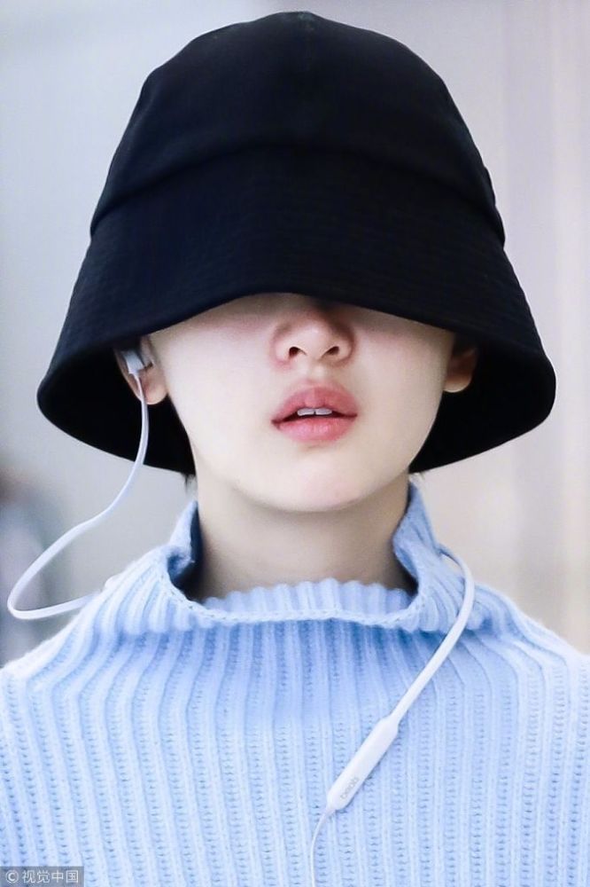 周冬雨现身机场，低檐帽子挡脸用意念看路？网友：跟着感觉走