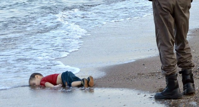 痛心 | 三岁男孩伏尸海滩如同熟睡 心碎画面惊动