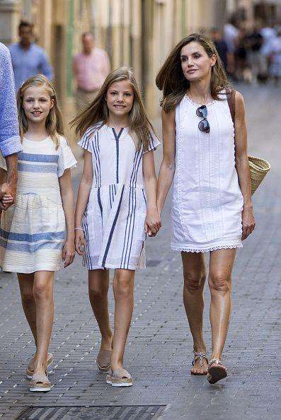 13岁西班牙公主素颜好气质神似洛丽塔! 妈妈更