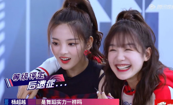节目组提供的饭菜很清淡，杨超越想蘸酱油，刘美含的举动很呆萌