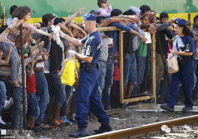 想从匈牙利走到奥地利的难民们终由巴士送达 