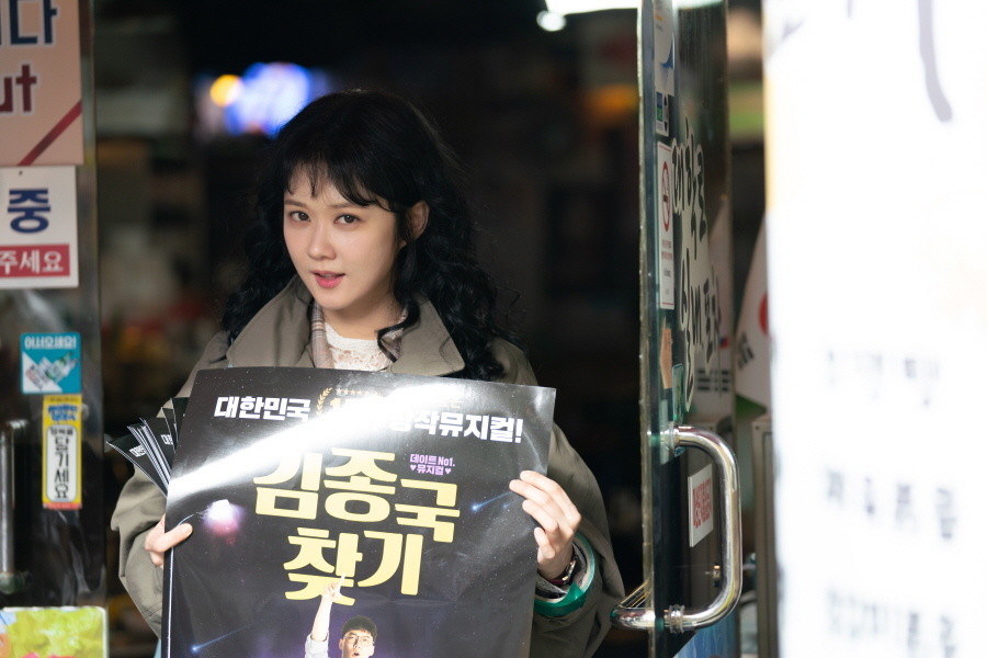 张娜拉泡面卷发搭配休闲装,清新脱俗,37岁逆天