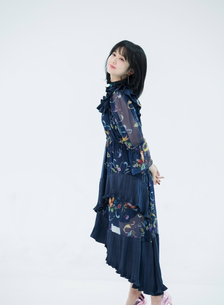 张娜拉泡面卷发搭配休闲装,清新脱俗,37岁逆天