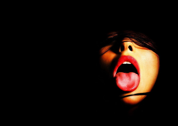 巧用的舌头舌尖进攻女人各个敏感部位让她飘入