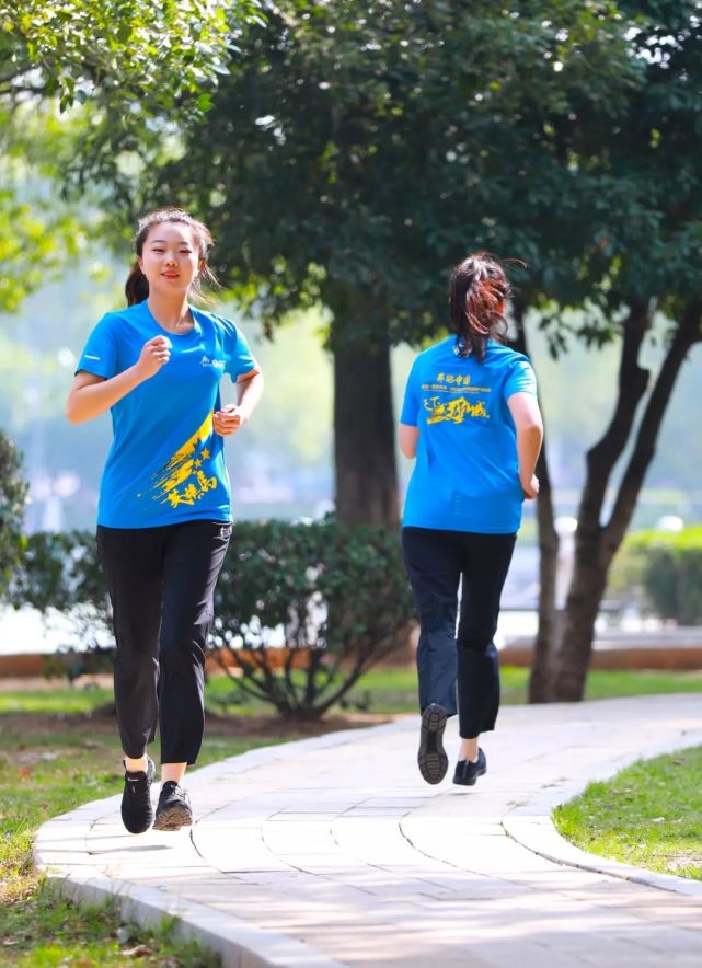 2018南昌国际马拉松奖牌参赛服公布 诠释英雄