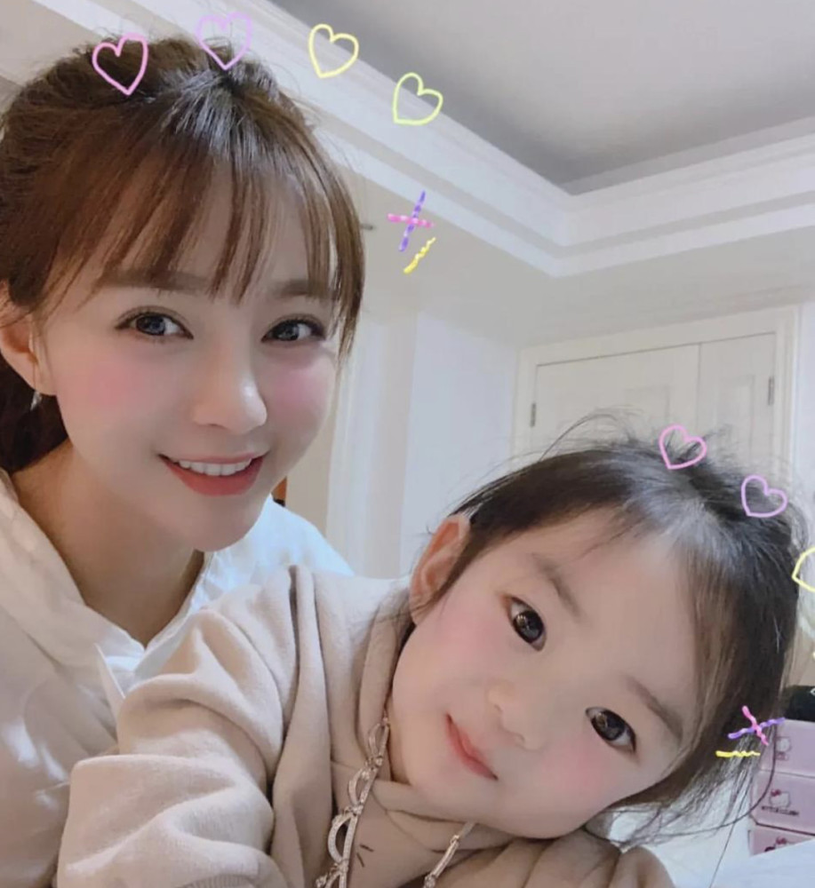 戚薇女儿美颜过度，一点都认不出来了，七哥频繁装嫩被路人嫌弃