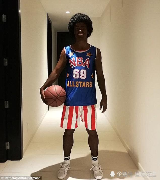 球星穿阿拉伯传统服饰拿炸弹扮恐怖分子庆万