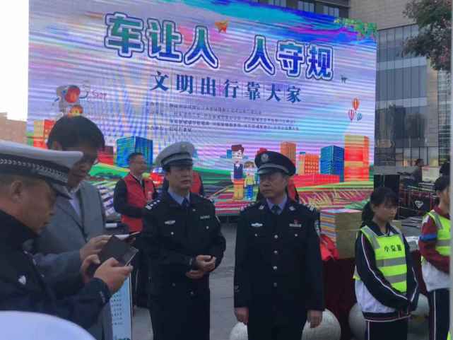 沣东新城开展文明出行车让人 人守规志愿者活