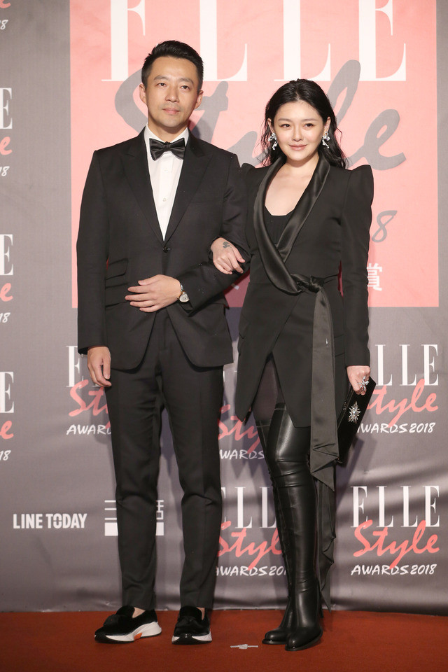 大S出席活动向汪小菲表白秀恩爱，还与黄子佼相隔18年破冰拥抱