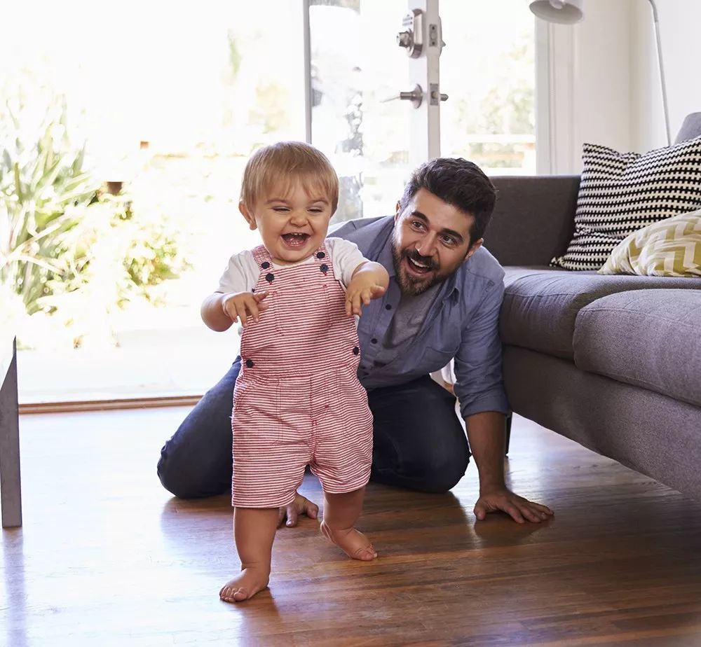 你知道过早地让宝宝学走路,到底有哪些害处吗
