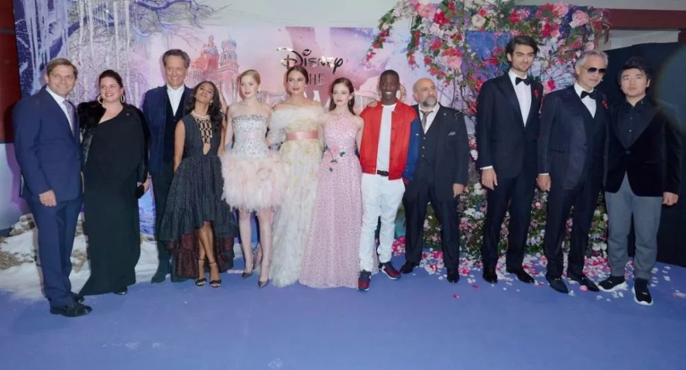 美爆！凯拉·奈特莉，麦肯芝·弗依郎朗现身《胡桃夹子》英国首映