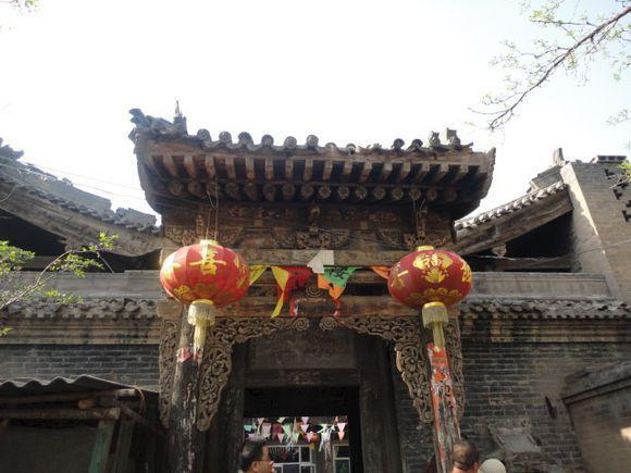 十世侯万瞻,专跑苏,杭州贩卖绸缎,家业发展很快,到他的孙子侯兴域时