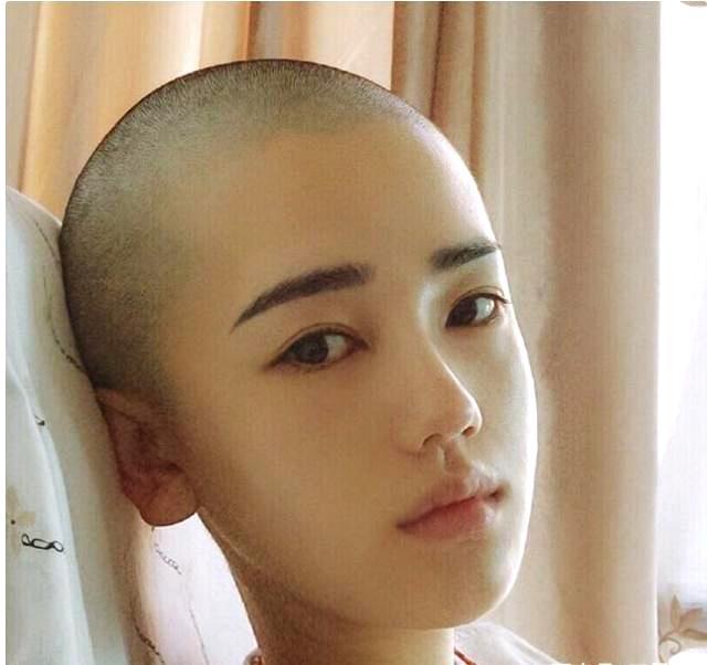 一位"光头小姐姐"火了,不出家就出道,网友:最美的光头