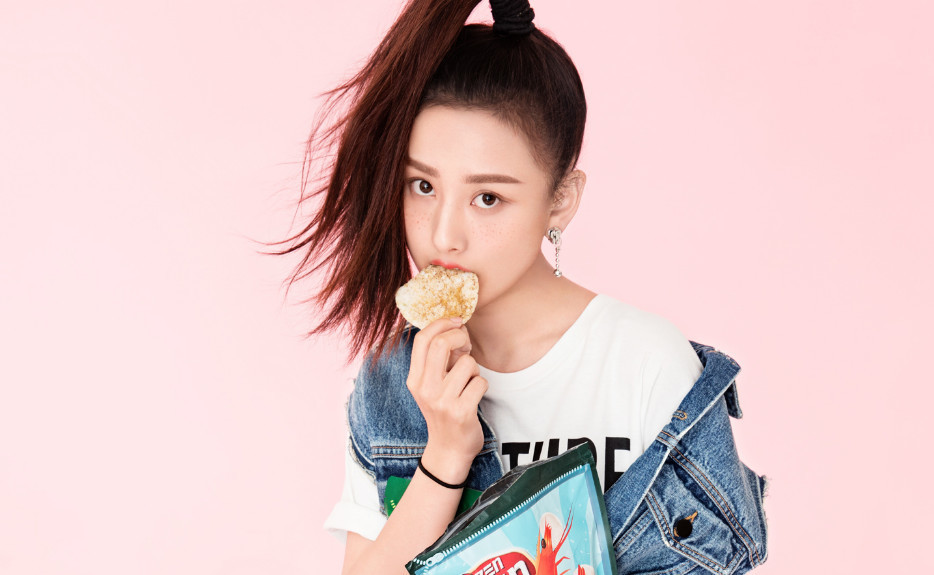 20岁宋祖儿近照,抹胸长裙亮相活动,颜值碾压张