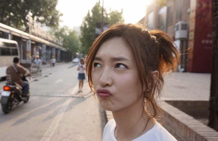 她出演《致青春》走红，胡歌曾承认的正牌女友，自曝有社交恐惧症