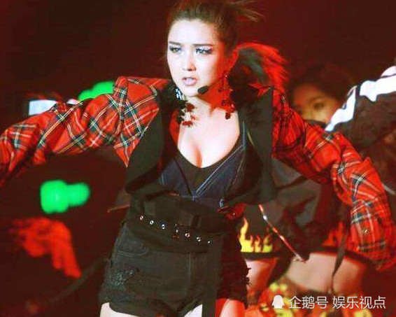 何洁走出感情阴影，演唱会抹胸穿了三层，网友：太保守了吧？