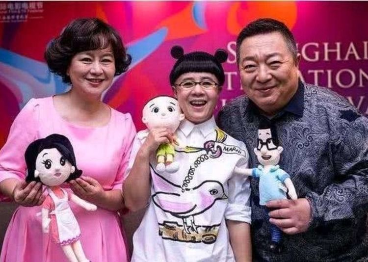 52岁“金龟子”刘纯燕近照曝光，童颜未老皮肤光泽透亮