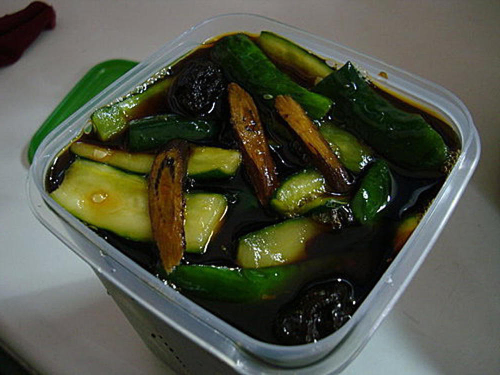 腌黄瓜时,别只会放生抽,放一点它,吃起来清脆