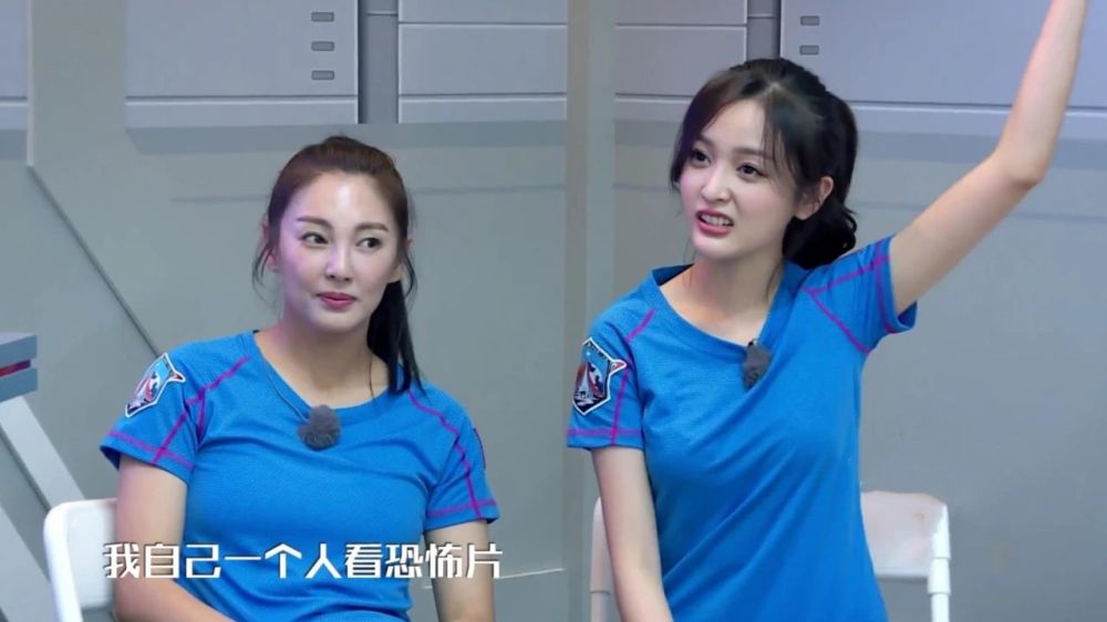 吴宣仪曝喜欢1一个人深夜看恐怖片,朱正廷看她表情睡觉老婆悲伤蛙的表情包图片