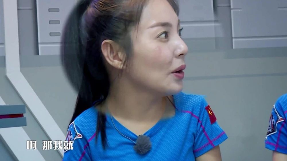 吴宣仪曝喜欢1一个人深夜看恐怖片,朱正廷看她表情包动态李白图片