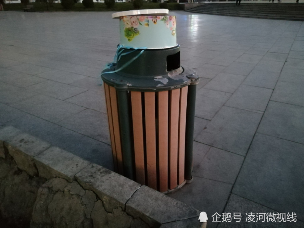 锦州一广场垃圾桶上摆着生日蛋糕 市民:这是给流浪汉