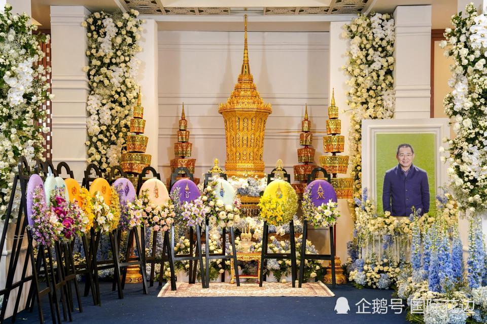 莱斯特城老总葬礼隆重举行,泰国国王送一米多高纯金骨灰瓮悼念
