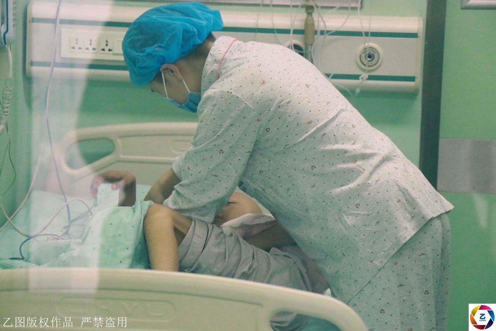 妈妈每天为重症儿揉肚子42次:儿的痛,只有娘知