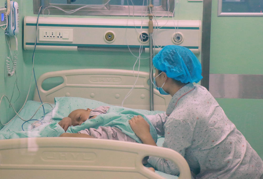 妈妈每天为重症儿揉肚子42次:儿的痛,只有娘知