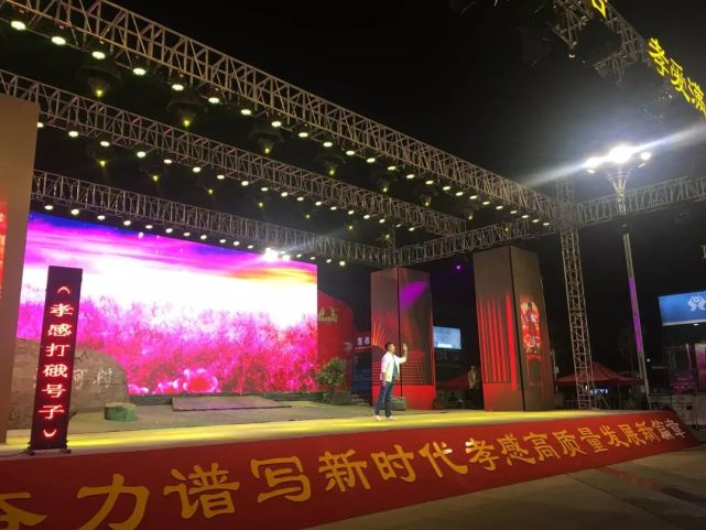 大型扶贫楚剧《澴河村的故事》在孝感东站震撼