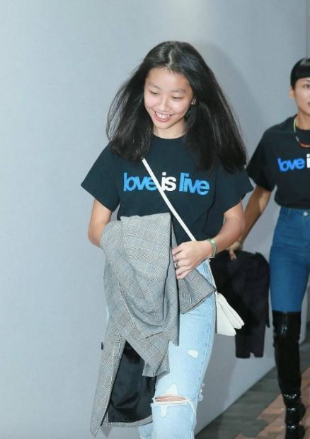 徐濠萦带女儿外出，陈康提被偷拍不理妈妈大步走，但一直保持笑容