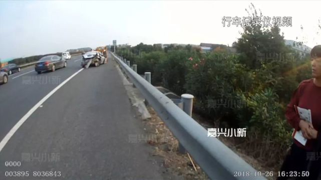 高速上停车 后车追尾