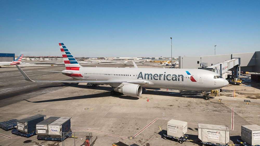 机场行李搬运员在飞机货舱睡着 随航班飞抵芝