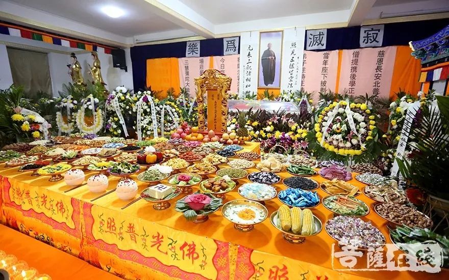 将供品逐一摆放至供台(摄影:妙梵)
