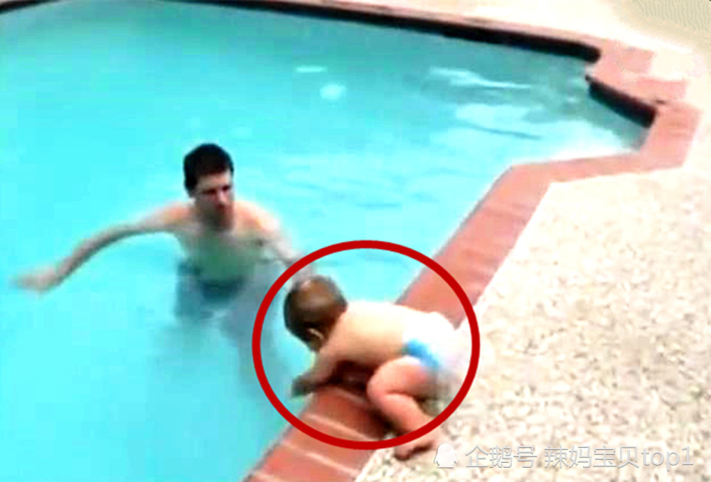 爸爸如此教宝宝游泳,宝宝一头栽进泳池,下一秒