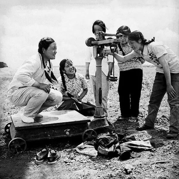 图话历史:50年代百姓生活,看到的是另个世界
