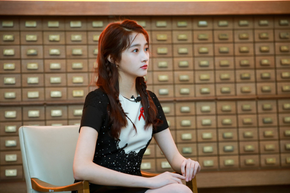 关晓彤这次穿对了，身穿一件黑色连衣裙，青春气息冲屏而出