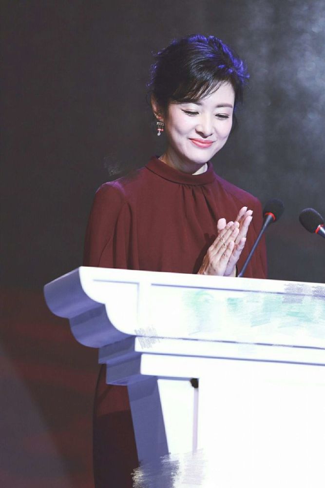 美女主持周涛近况曝光，50岁依旧肤白貌美气质出众