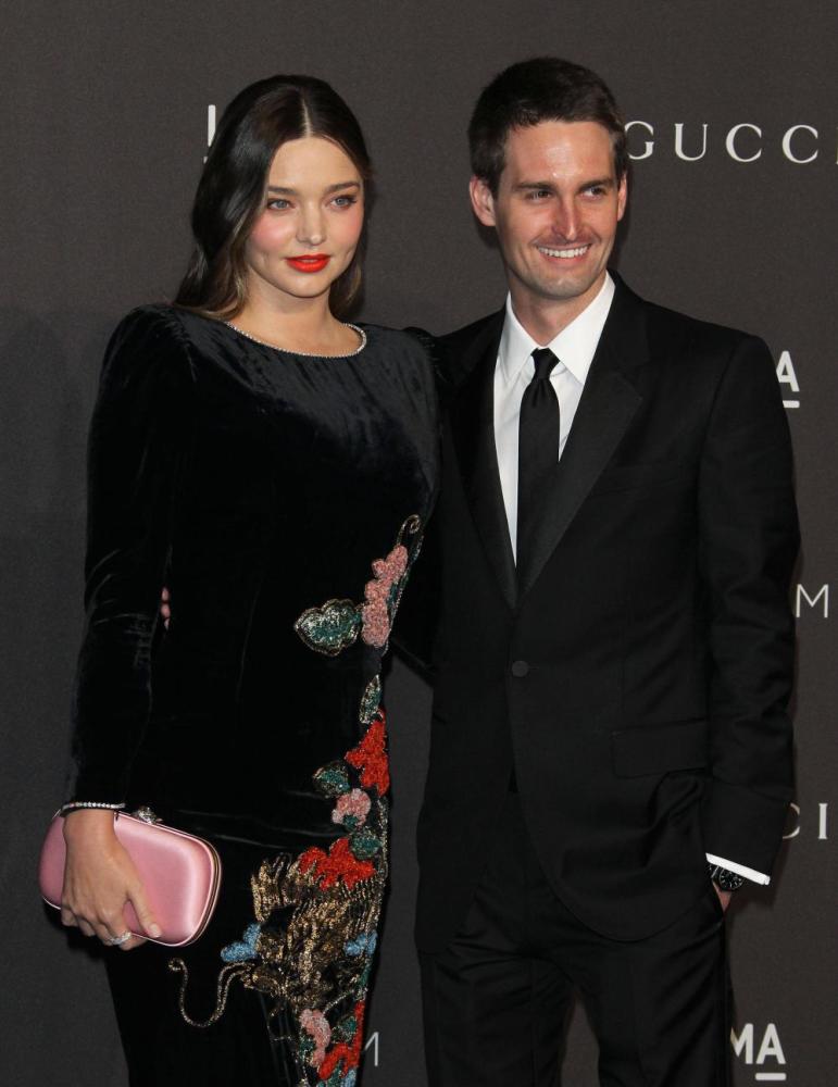 米兰达可儿和90后千亿富豪丈夫亮相迷人，身材哪像二胎产后半年