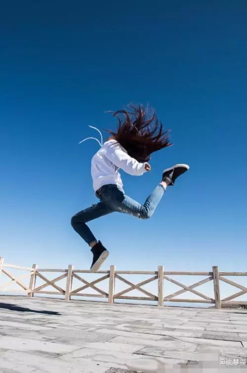 最适合年轻人的拍照姿势——跳跃照姿势!