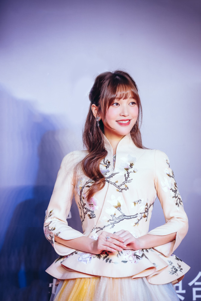 金莎轻盈倩影献主持首秀 上演网友奔现拥抱杀