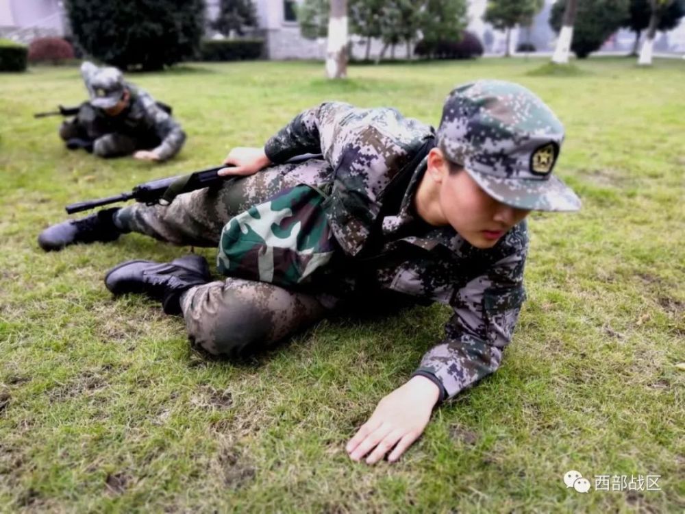 持枪卧倒女兵掠影