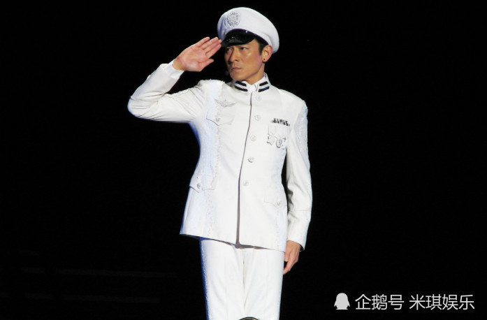 他曾是乐坛中当红歌手，为患病妻子甘愿淡出，如今靠餐饮维持生活