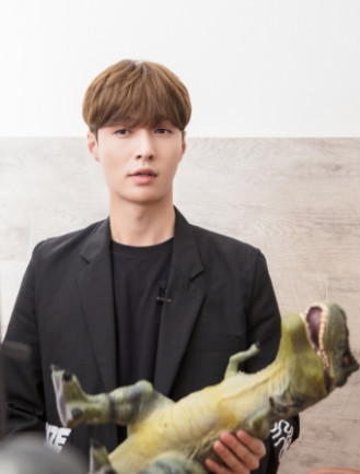 张艺兴最新近照被曝光,一身正装非常帅气,霸王