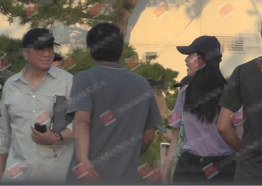 姚晨与老公曹郁带娃参加聚会，小土豆树懒状姿势萌翻全场