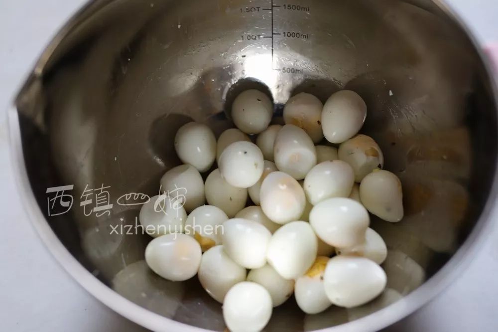鹌鹑蛋除了煮还可以这样吃?用这两材料一裹,大