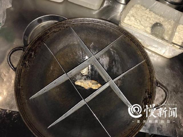 火锅里吃出老鼠？食客称好恶心 店方表示此事有疑点