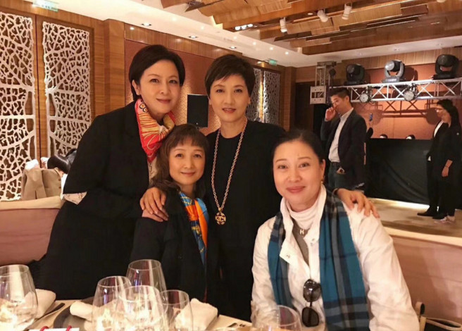 61岁邓婕近照，女儿隐藏了整整10年，网友：越来越像张国立